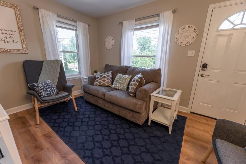 The Cardinal Nest A Cozy Cottage On Main St Saint Charles 외부 사진