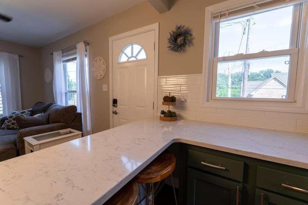The Cardinal Nest A Cozy Cottage On Main St Saint Charles 외부 사진