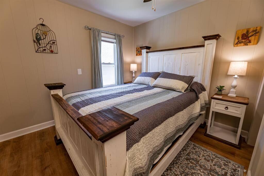 The Cardinal Nest A Cozy Cottage On Main St Saint Charles 외부 사진